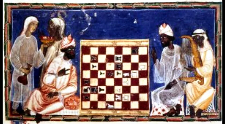 Miniatura medieval: dos jugadores sentados a cada lado de un tablero de ajedrez con un problema planteado, acompañados por otras figuras.